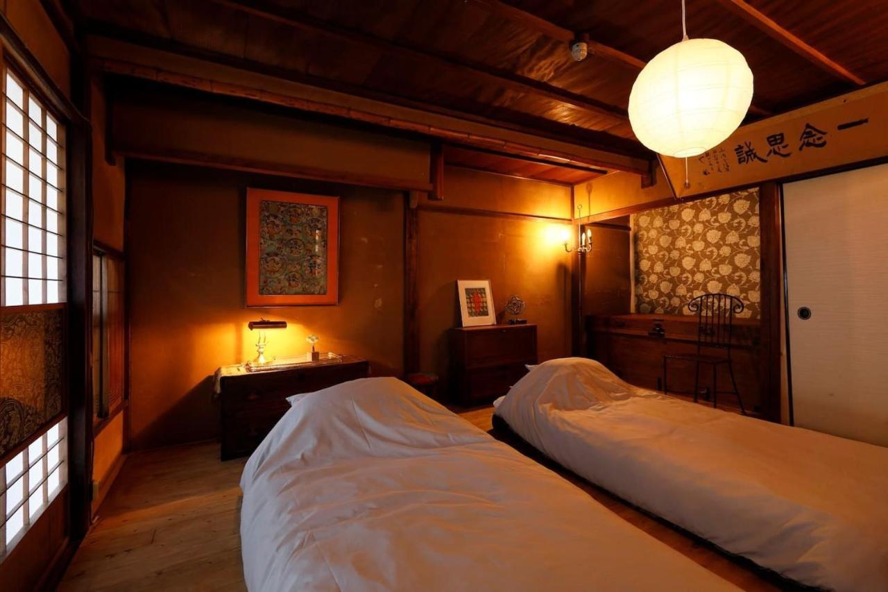 Hotel & Salon With Moon / Vacation 2308